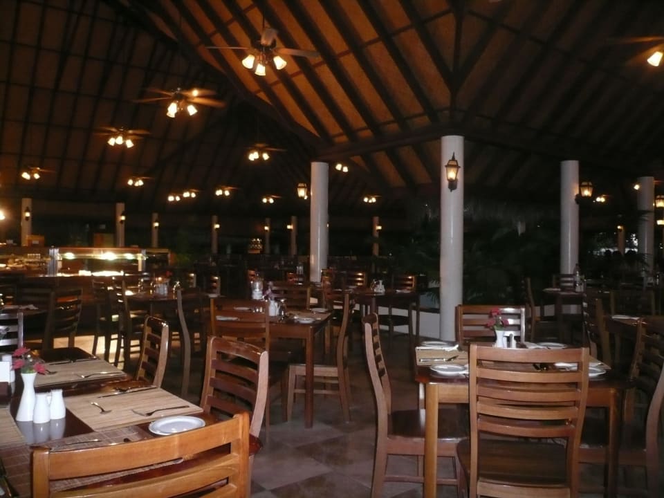 Sitzplätze im Restaurant Fihalhohi Maldives