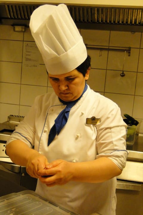 Eine Künstlerin bei der Arbeit. Sunis Kumköy Beach Resort Hotel & Spa