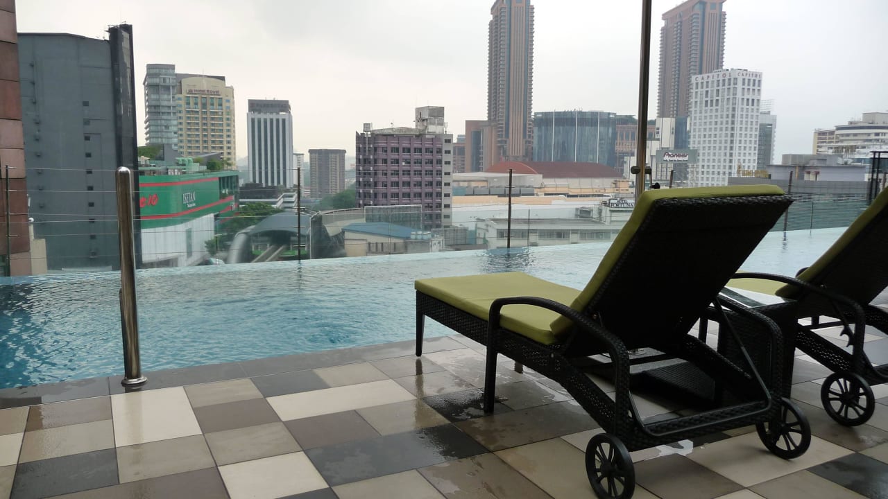 Blick vom Pool, Liegen am Pool The Kuala Lumpur Journal Hotel