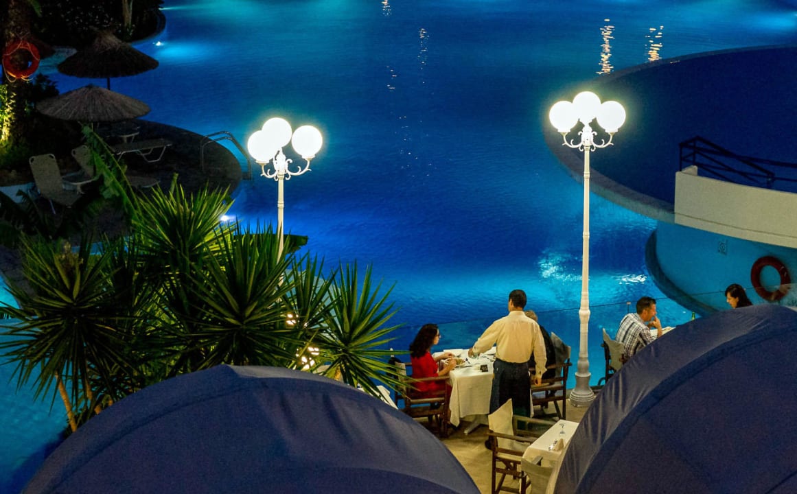 Pool bei Nacht Atrium Palace Thalasso Spa Resort & Villas