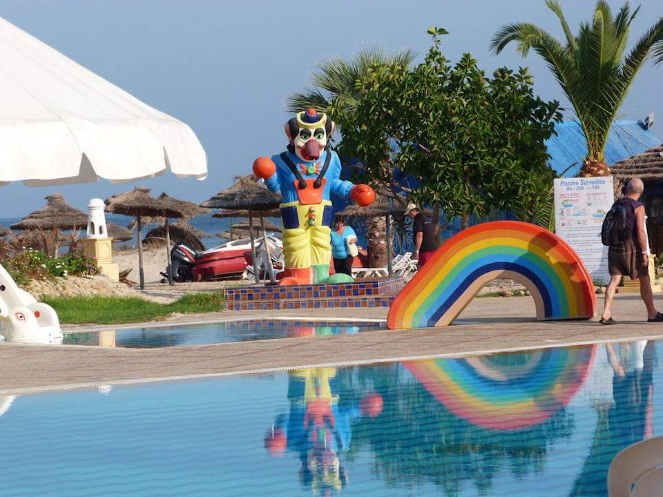 Poolblick auf Clown Dusche Eden Club