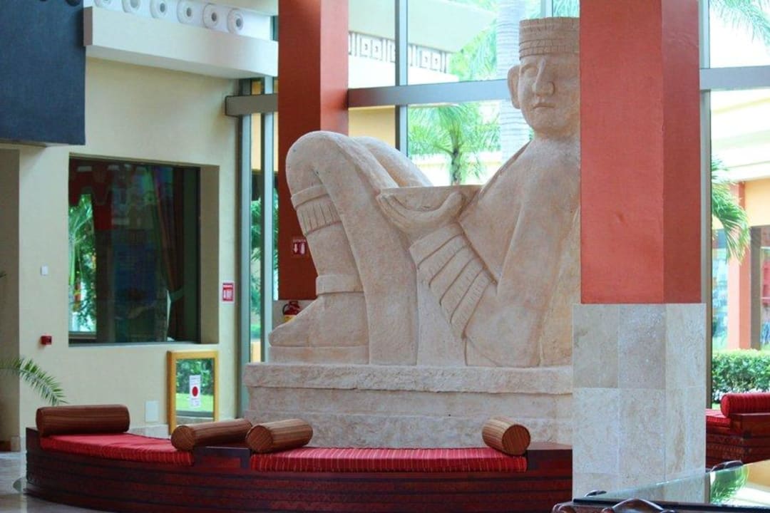 Statuen in der Maya-Lobby Iberostar Selection Paraiso Maya Suites