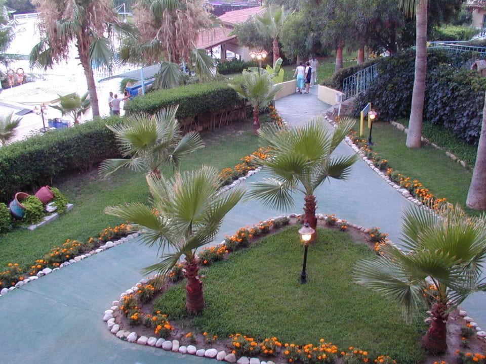 Weg zum Pool Iz Flower Side Beach Hotel