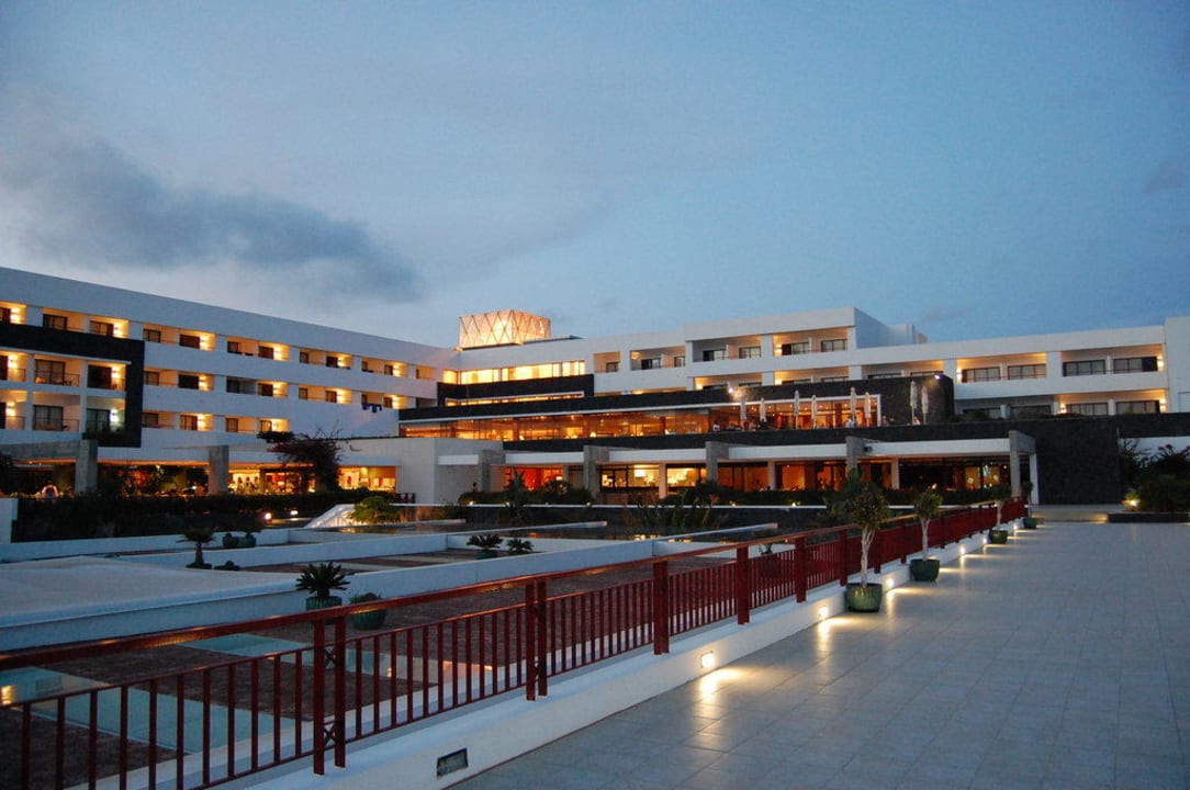 Blick auf Terrasse und Bar Hotel Costa Calero