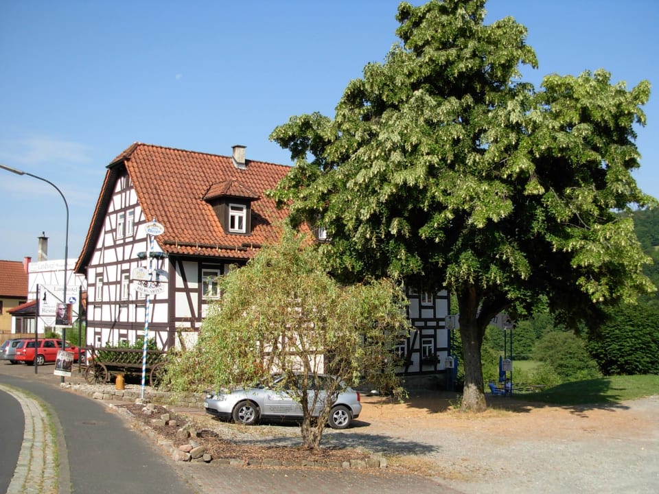 Sicht auf den seitlichen Parkplatz Landhotel Weisses Ross garni