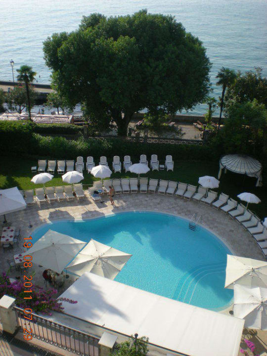 Blick vom Zimmer auf Pool und See Hotel Savoy Palace