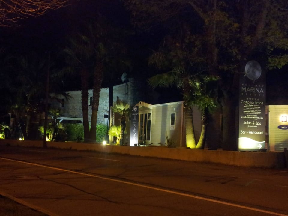 Einfahrtsbereich von der Straße Holiday Marina Resort Grimaud