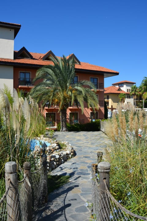 Zugang über kleine Brücken zu den Häusern Club Grand Aqua