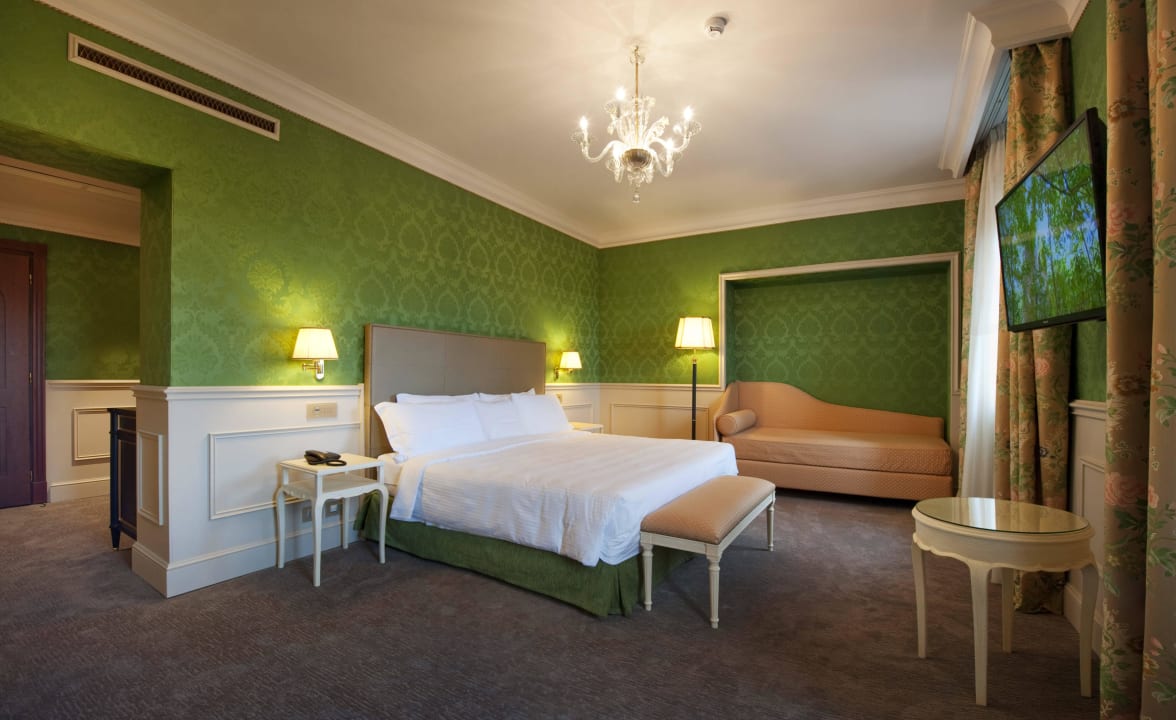 Deluxe room InterContinental Rome Ambasciatori Palace by IHG