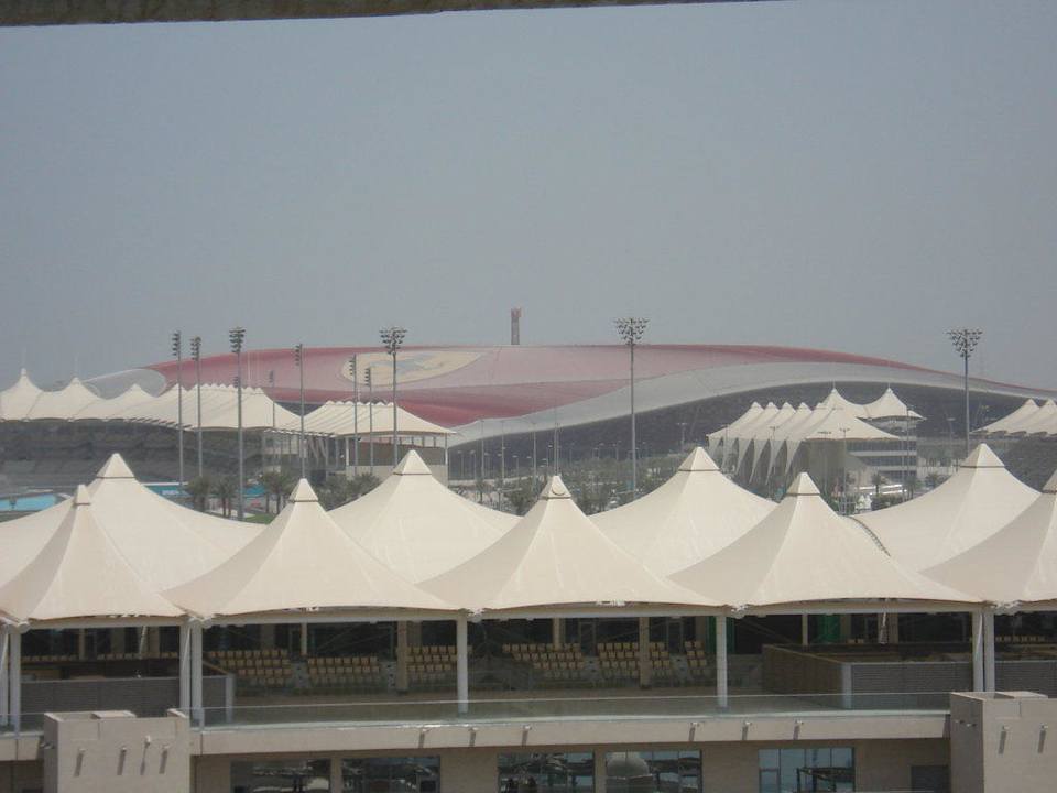 Ausblick vom Zimmer auf die Ferrariwelt W Abu Dhabi - Yas Island
