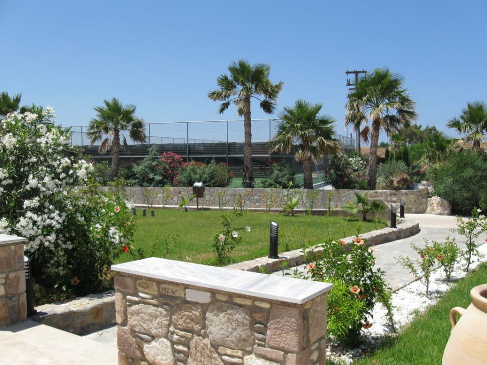 Blick zum Tennisplatz Natura Park Village Hotel & Spa