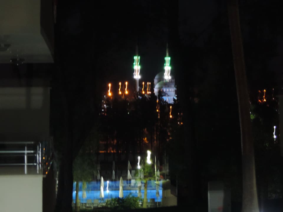 Ausblick auf Pool und Moschee bei Nacht Club Sidelya Hotel