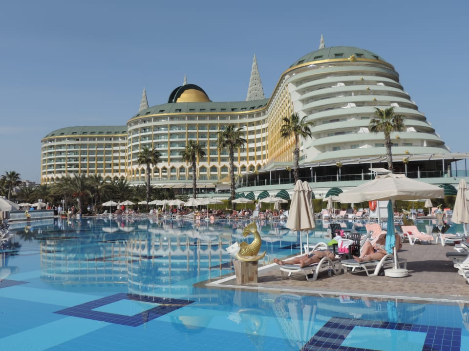 Blick von der Poolseite her auf das Hotel. Hotel Delphin Imperial