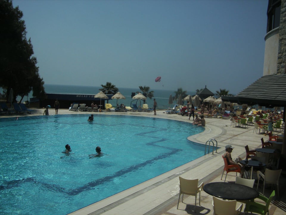Der große Pool (unten) Club Melas Privé