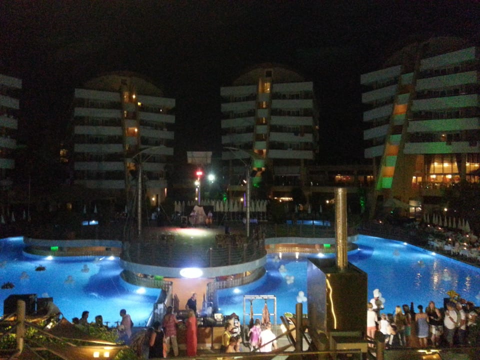 Poolanlage mit Hotelblöcke Alaiye Resort & Spa