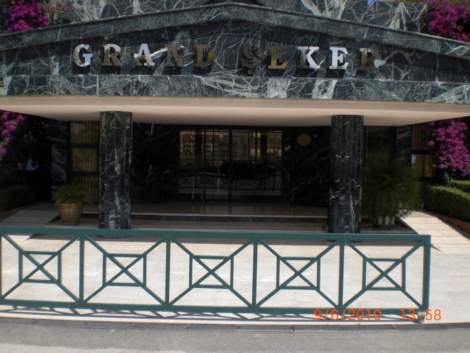 Eingang Grand Seker Hotel