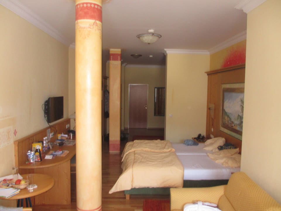 Blick durchs Zimmer Schlosshotel Lacknerhof