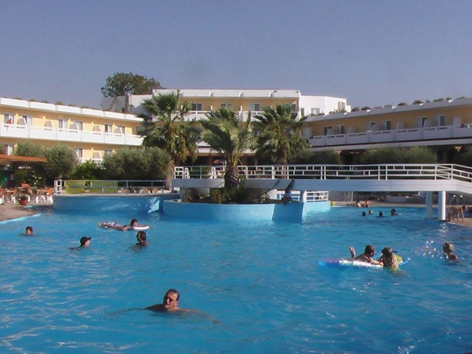 Ausblick vom erfrischenden Pool zum Hotel TUI KIDS CLUB Alex Beach