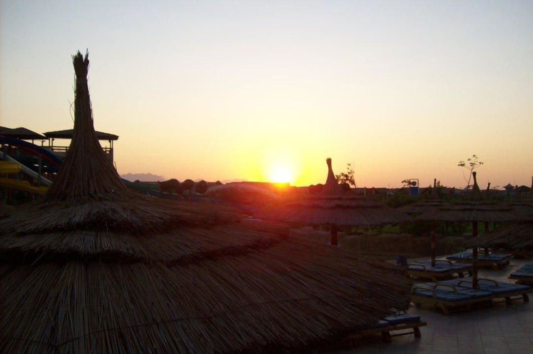 Sonnenuntergang beim Wasserpark Pickalbatros Jungle Aqua Park Resort - Neverland Hurghada