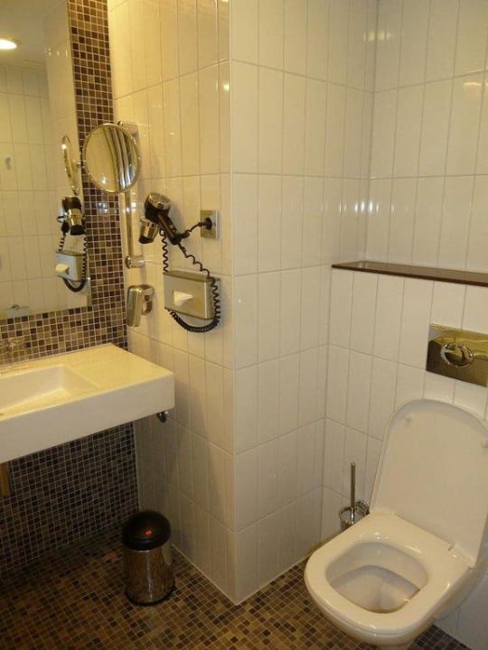 Badezimmer mit Toilette Scandic Berlin Potsdamer Platz