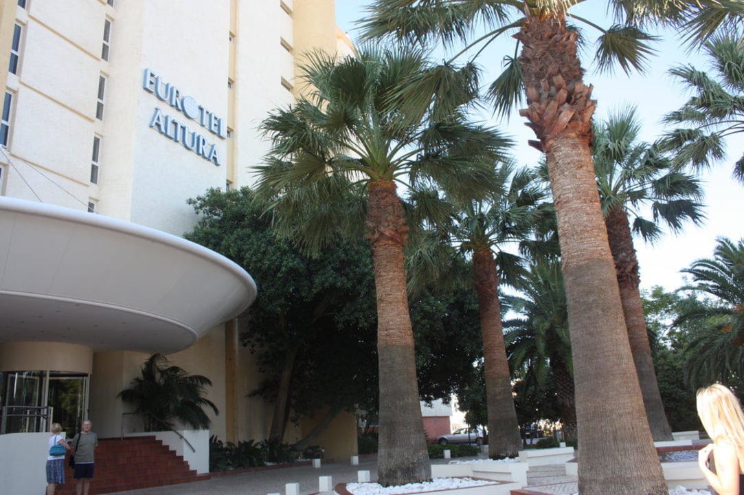 Eingang Ozadi Altura Beach Resort