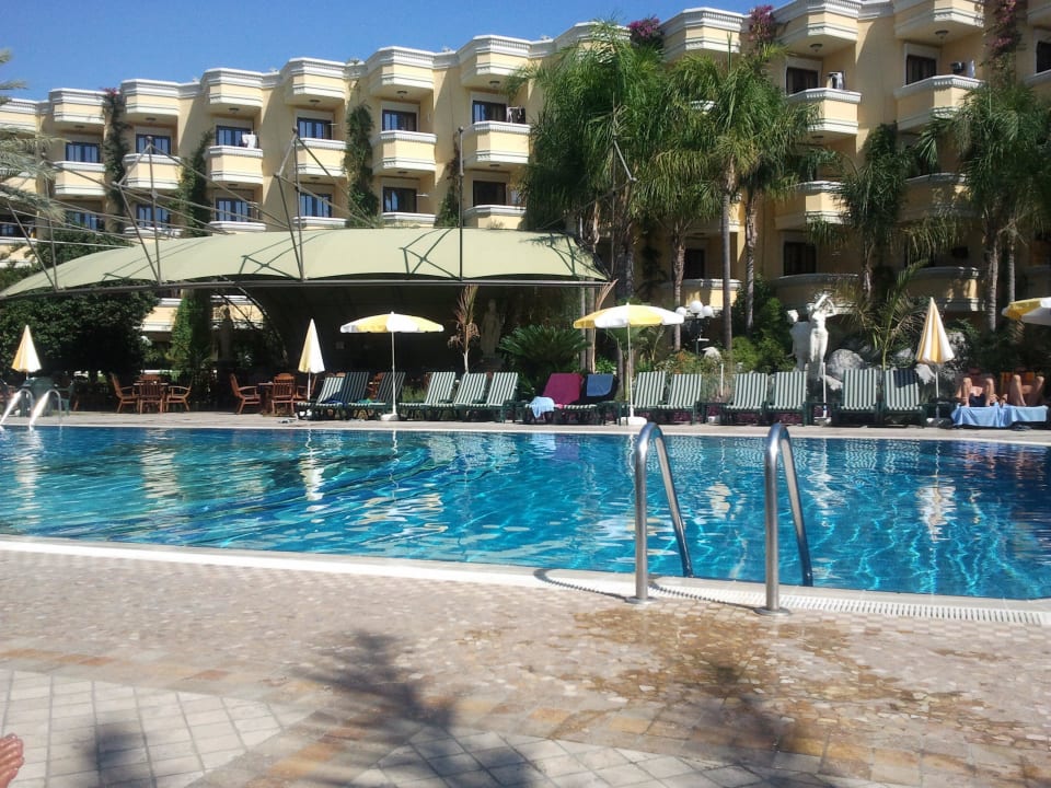 Pool mit Blick auf Hotelzimmer Hotel Yetkin