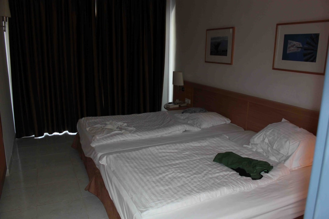 Blick ins Schlafzimmer. Riesen Betten allsun App.-Hotel Esquinzo Beach