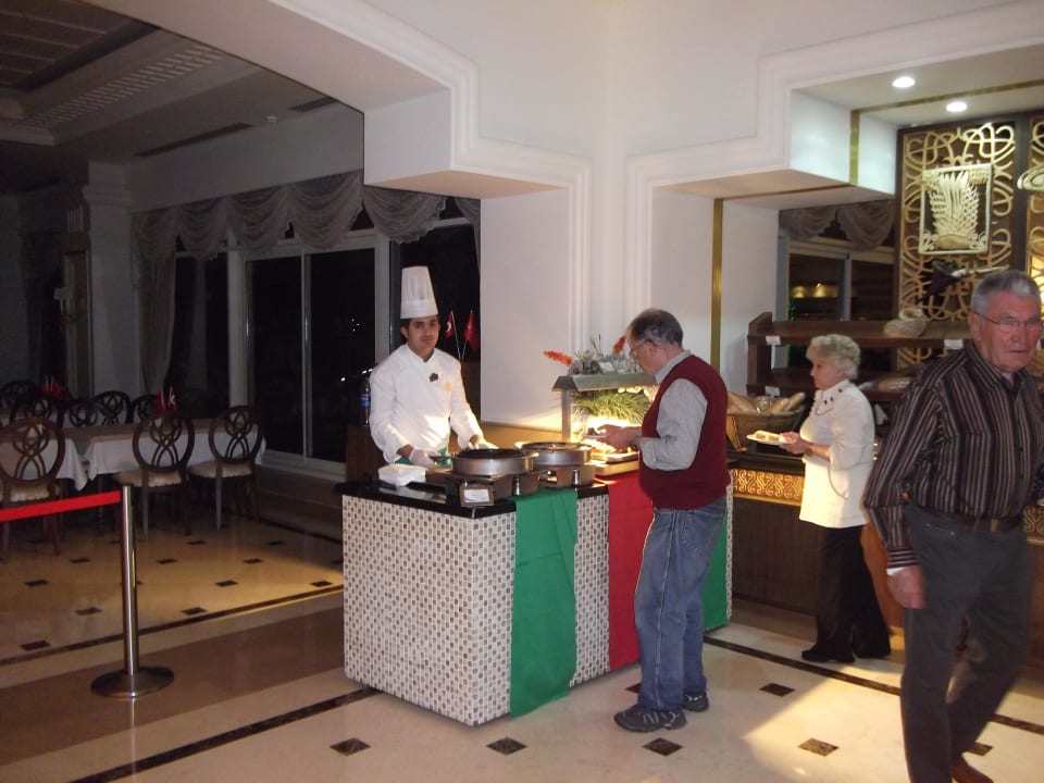 Zusätzliches Buffet beim italienischen Themenabend Diamond Excellence Resort & Spa