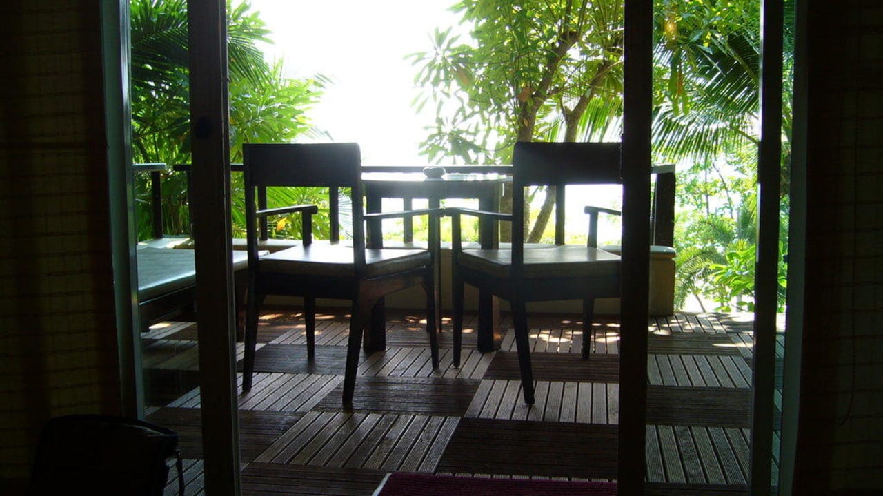 Blick vom Zimmer auf Balkon Andaman White Beach Resort