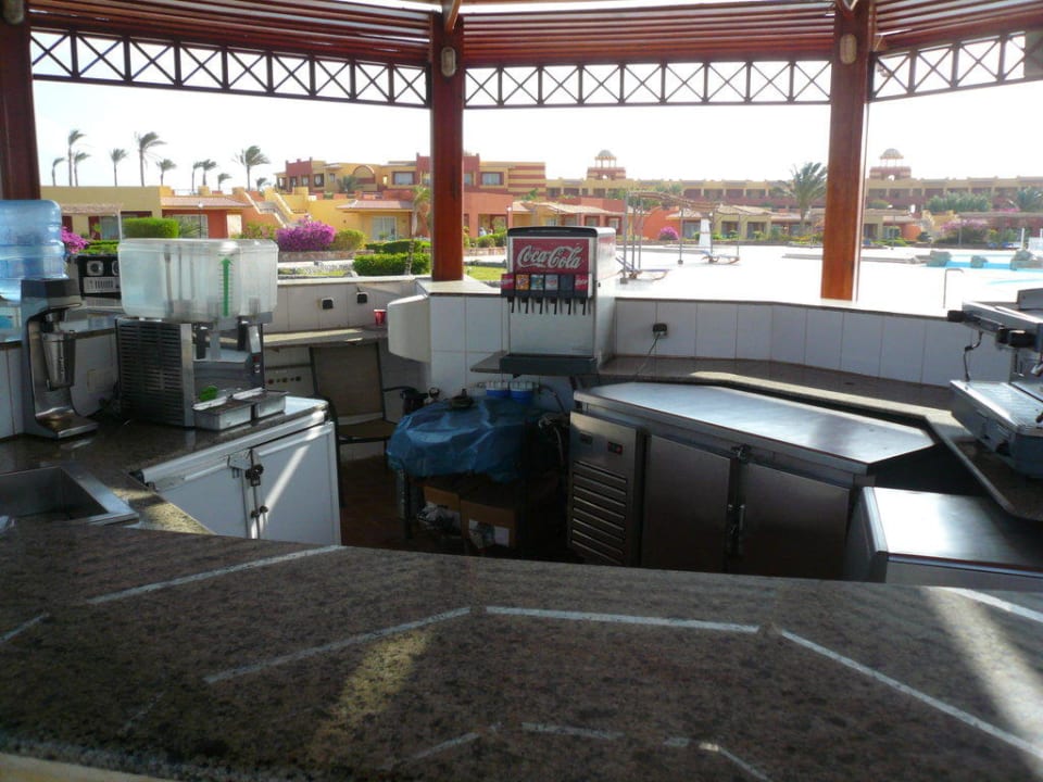 Leere Poolbar Malikia Resort Abu Dabbab