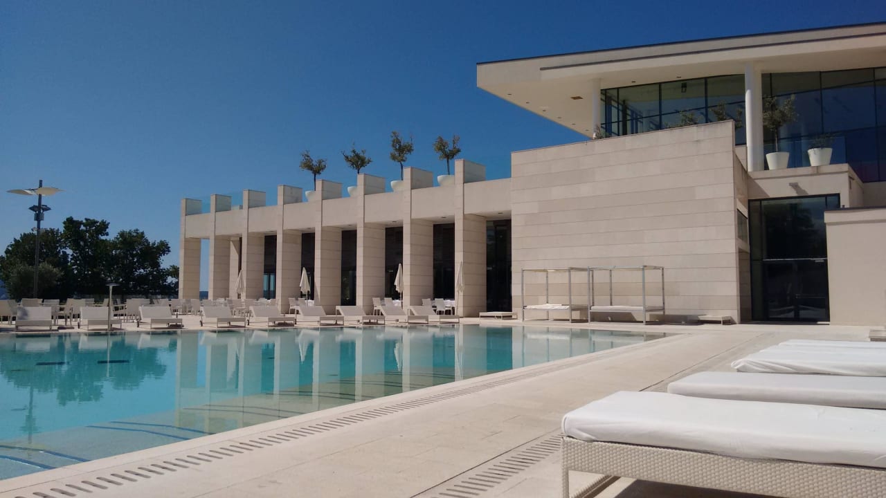 Hauptgebäude vom Pool aus gesehen Wyndham Grand Novi Vinodolski Resort - The View & Family Apartments