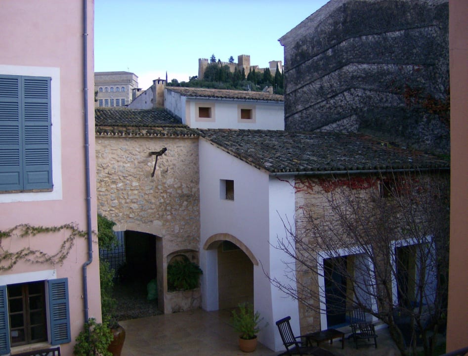 Blick vom Fenster Richtung Burg Hotel Can Moragues Healthy&Wellness