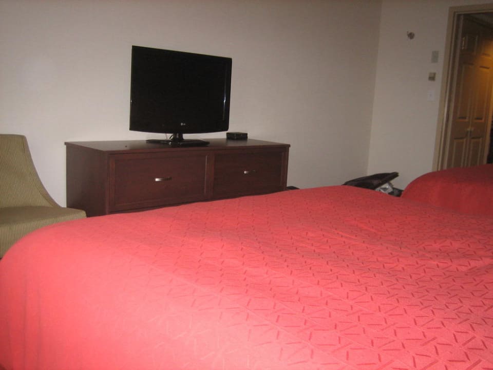 Schlafzimmer mit zwei Queensize-Betten Hotel Country Inn & Suites By Carlson, Calgary-Airport