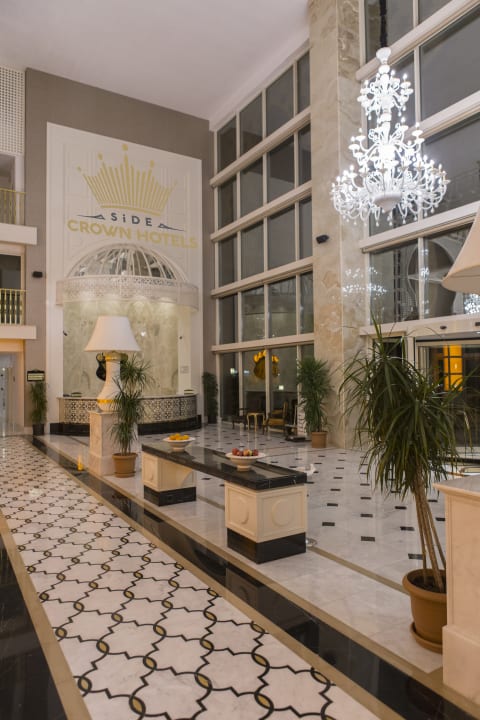 Lobby Well Palace Side