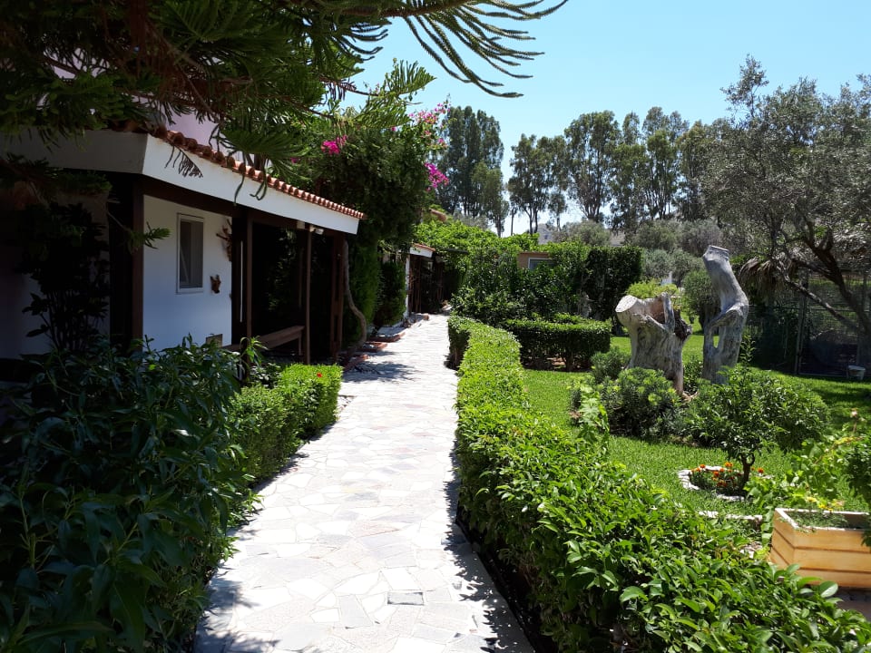 Gartenanlage Elefteria Apts & Suites