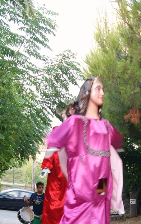 Tanzende Puppen am Kalabresischen Abend Residence Hotel La Taverna