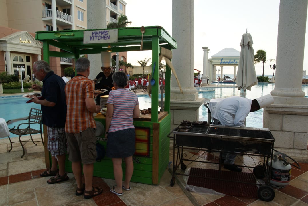 Poolparty Grillstation Sandals Royal Bahamian