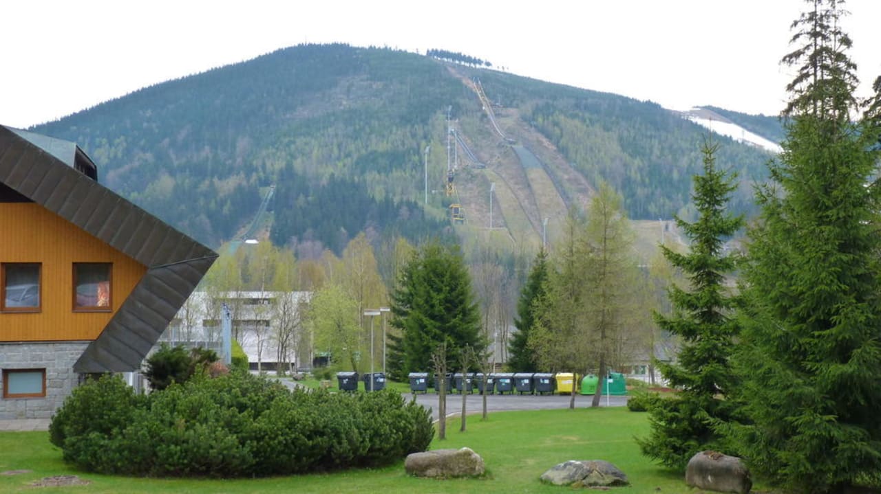 Blick auf die Skischanzen Orea Resort Sklář