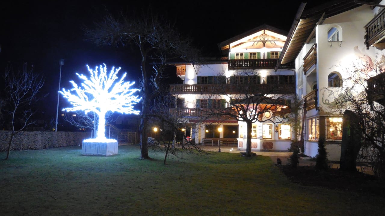 Garten bei Nacht Hotel Alpenhof Krün