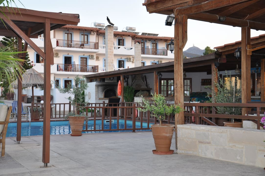 Widok na basen ze stolików restauracyjnych na zewn Spiros & Soula Apartments