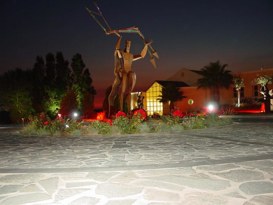 Hotelanlage bei Nacht Neptune Luxury Resort