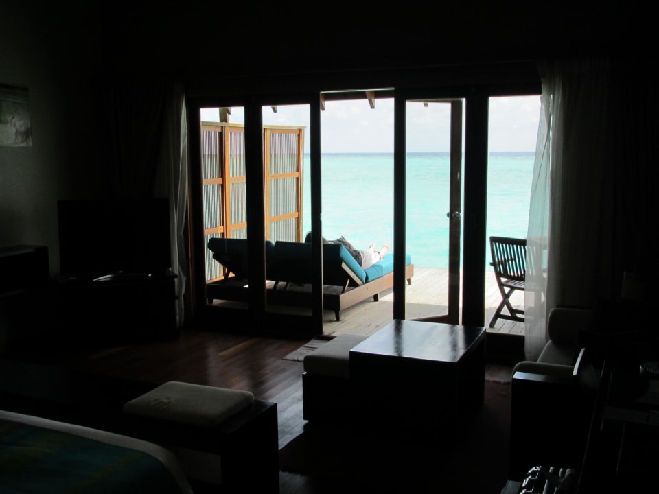 Blick aus Schlaf-Wohnzimmer Veligandu Maldives Resort Island