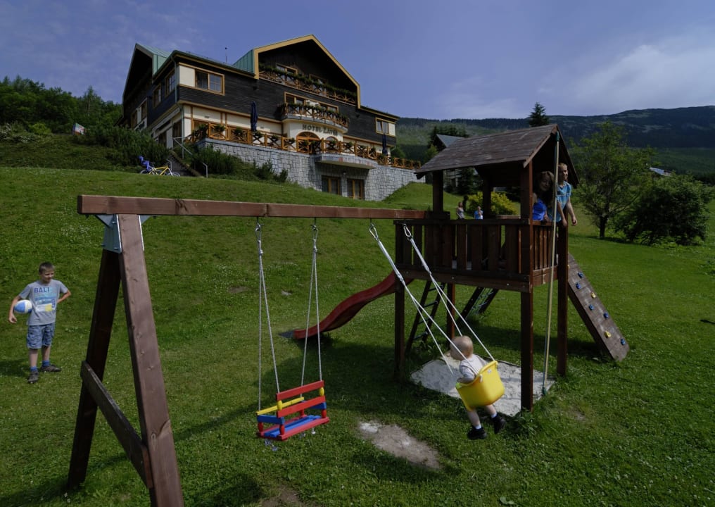 Dětské hřiště a okolí hotelu Hotel Zatisi