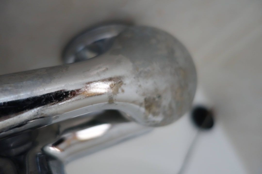 Ungepflegte Duschbrause Flacalco Hotel & Apartments