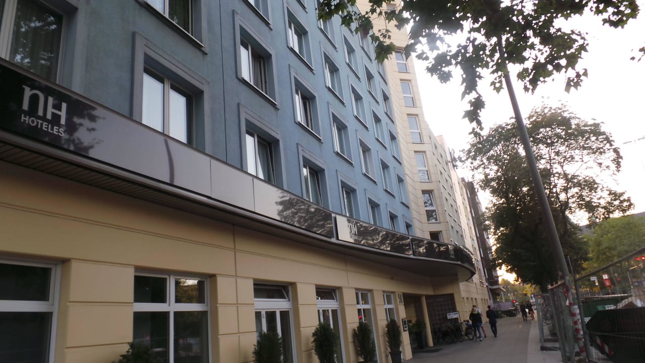 Von der Strasse aus NH Collection Hamburg City