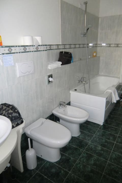 Bad im Zimmer B2, 3.Stock Hotel Corte Dei Greci