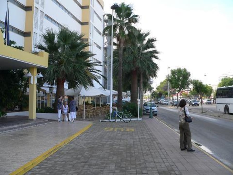 Vor dem Eingang Iberostar Waves Ciudad Blanca