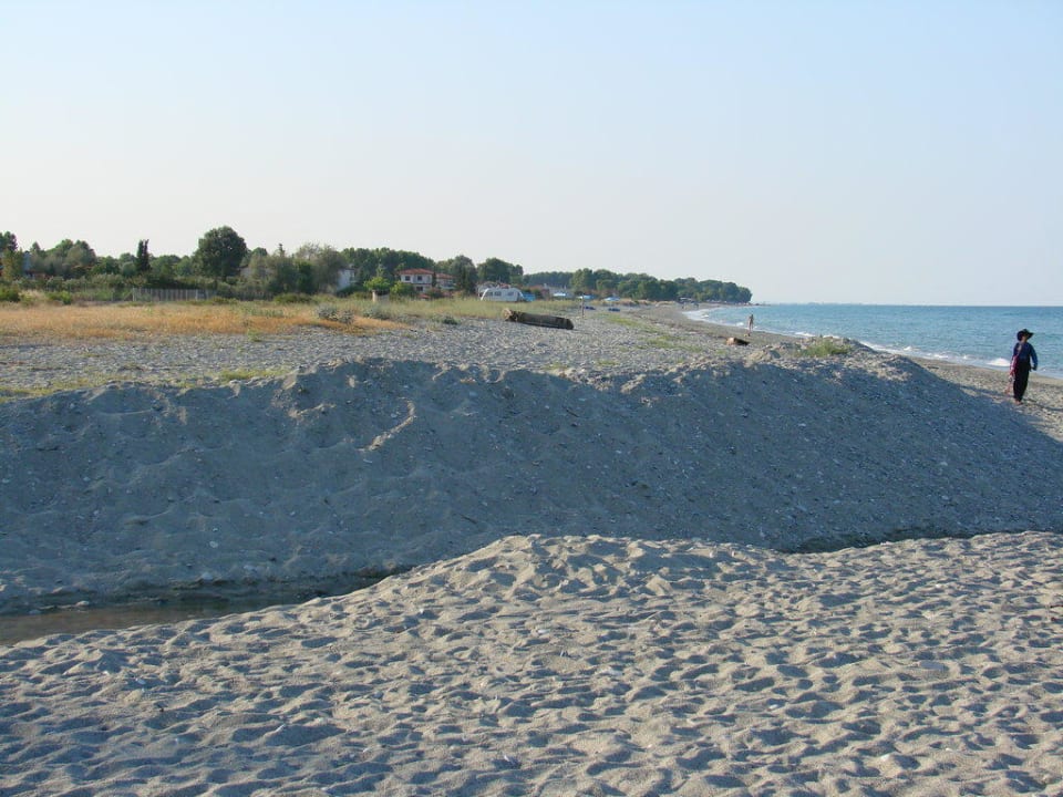 Ein Bach fliesst durch den Strand Olympian Bay Grand Resort