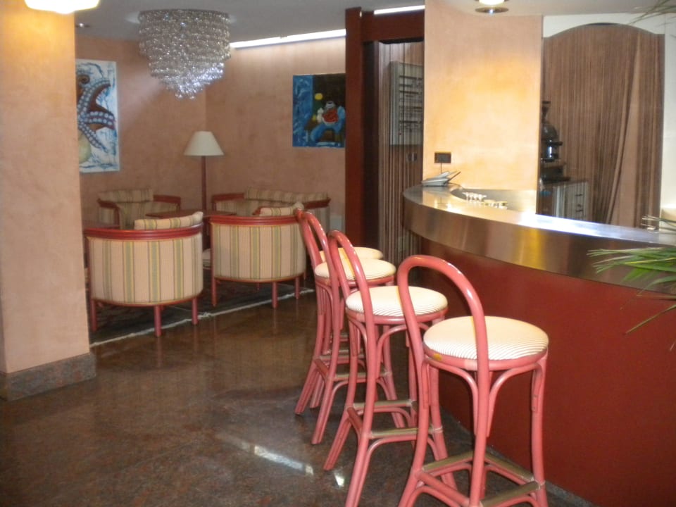 Bar v přízemí hotelu Hotel President