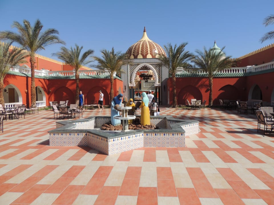 Sitzgruppen im Innenhof Pickalbatros Alf Leila Wa Leila Resort - Neverland Hurghada